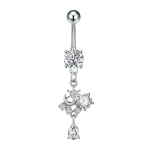 Dettaglio di piercing all'ombelico argento con ciondolo luna, stella e zircone