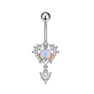 Detail van een navelpiercing met opaalparel en hartvormige hanger van zirkonia in zilver