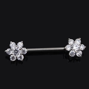 Nahaufnahme eines Edelstahl-Piercings mit klaren Zirkon-Blumenmustern und Glanzeffekt