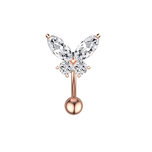 Détail d'un piercing de nombril papillon en or rose serti de zircons brillants