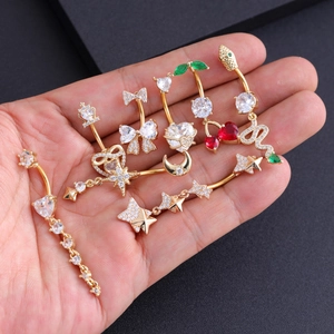 Detailansicht goldener Bauchnabelpiercings aus Edelstahl mit Zirkonia und Kirschmotiv