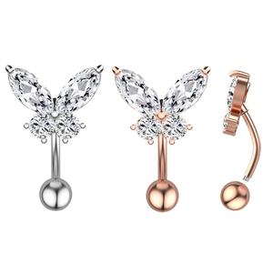 Détails macro de piercings de nombril papillon avec zircons en argent et or rose
