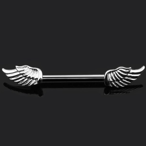 Nippelpiercing aus Edelstahl mit detailliertem Flügel-Design auf schwarzem Spiegelhintergrund