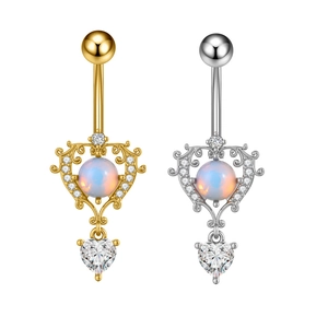 Detail van hartvormige opaal navelring met filigraan en hanger van zirkonia in goud en zilver