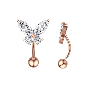 Vue macro du piercing de nombril en acier rose doré avec détails de papillon en zircon
