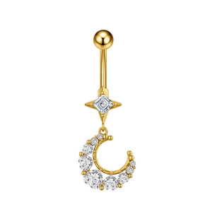 Detail van gouden navelpiercing met maan en ster hanger en hartvormige zirkonia's