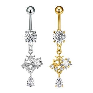Dettaglio di piercing all'ombelico in oro e argento con luna, stella e pendenti in zircone lucido