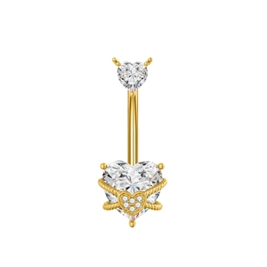 Detail eines goldenen Herz-Bauchnabelpiercings mit Zirkonia und Kordel-Design