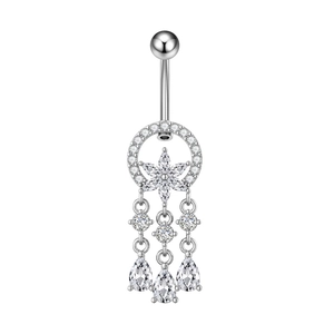 Dettaglio del piercing all'ombelico argento con fiore in zirconia e nappe a goccia