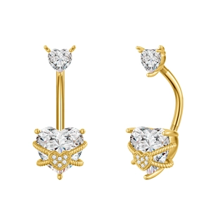 Detailansicht eines herzförmigen Gold-Bauchnabelpiercings mit weißen Zirkonia-Steinen