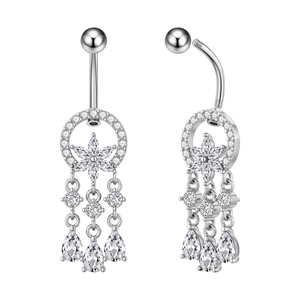 Dettaglio del piercing all'ombelico in argento con fiore di zircone e lunghe nappe a catena