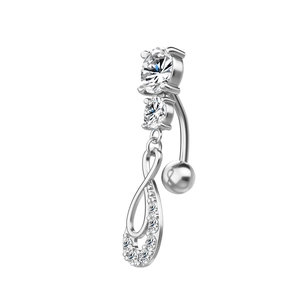 Détail macro du piercing de nombril en acier avec pendentif goutte en zircon infini