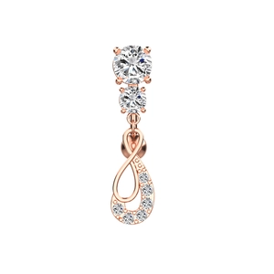 Détail d'un piercing de nombril en or rose avec symbole infini et zircons