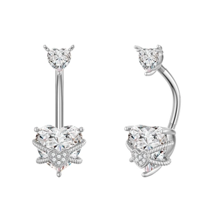 Makroaufnahme des herzförmigen Bauchnabelpiercings aus Silber mit Zirkonia und Metalldetails