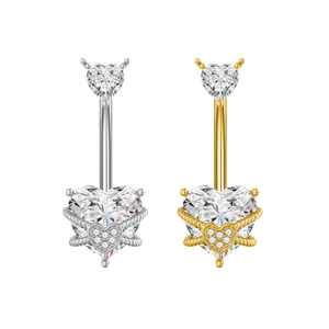Detailansicht der herzförmigen Bauchnabelpiercings in Silber und Gold mit Zirkonia
