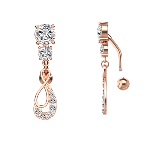 Détail macro du piercing de nombril infini en or rose avec zircons et barre courbée