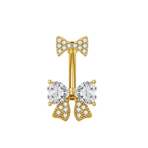 Nahaufnahme von goldenem Bauchnabelpiercing mit Herz-Kristallen und Zirkonia-Mikropflaster