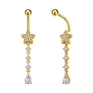 Dettaglio di un piercing all'ombelico dorato con stella in zircone e pendente a goccia