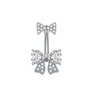 Detailansicht silberner Bauchnabelpiercing mit Schmetterling und Zirkonia in Herzform