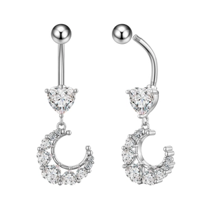 Detail van navelpiercing met hart en maan hanger bezet met fonkelende zirkonia