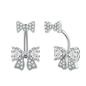 Nahaufnahme von Bauchnabelpiercing mit Schleife, Herz-Zirkonia und glänzendem Edelstahl