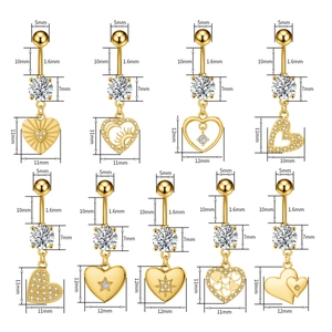Detalle de nueve estilos de piercings para el ombligo dorados con corazones y circonitas