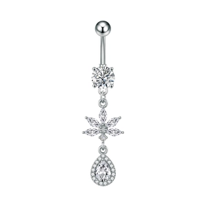 Dettaglio del piercing all'ombelico in acciaio con pendente in zirconia a goccia