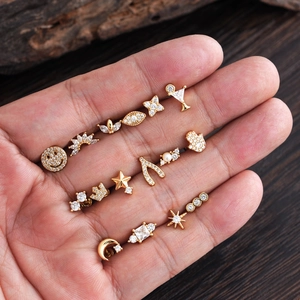 Set de pendientes minimalistas de acero inoxidable chapado en oro con formas celestes