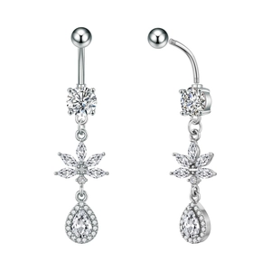 Dettaglio del piercing all'ombelico in acciaio con fiori di zircone e pendente a goccia