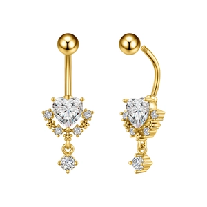 Detail van gouden navelpiercing met zirkonia hartsteen en schroefsluiting mechanisme