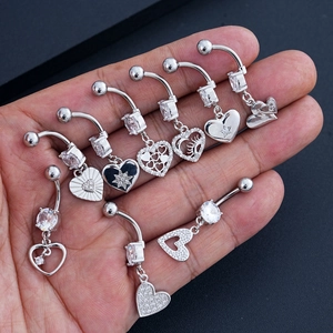 Vista de detalle de nueve piercings de ombligo de acero inoxidable con circonitas