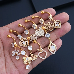 Detalle de varios piercings de ombligo bañados en oro con circonitas y diseños de corazón