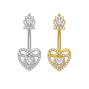 Makro-Detail von silber- und goldfarbenen Bauchnabelpiercings mit Herz-Krone-Zirkonia