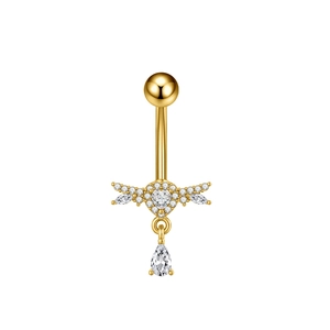 Detail van vergulde navelring met hartvormige zirkoon en gevleugelde hanger