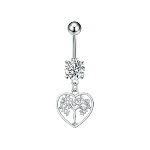 Detalle del piercing de ombligo en acero con corazón de circón y árbol de la vida