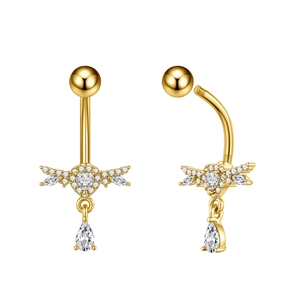 Detail van gouden navelring met gevleugeld hart, zirkoon hanger en schroefsluiting
