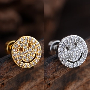 Detalle de pendientes de botón smiley oro y plata con micro pavé de circonitas cúbicas