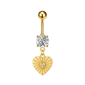 Vista detallada de un piercing de ombligo de corazón dorado con circonitas brillantes