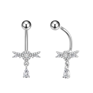 Detailweergave van zilveren hart navelpiercing met vleugels en zirkoon hanger