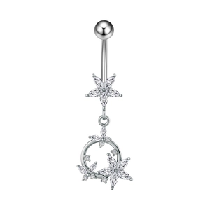 Dettaglio di un piercing all'ombelico argento con pendente a fiore in zirconi