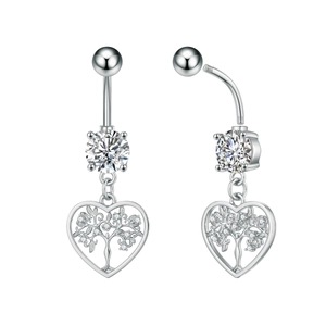 Detalle de un piercing de ombligo en acero plateado con colgante de corazón y árbol de la vida