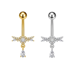 Detail van navelpiercings met hartvleugels, zirkonia en peervormige hangers aan de ring