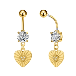 Detalle de piercing de ombligo dorado con colgante de corazón y circonitas micro-engastadas