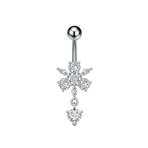 Λεπτομέρεια από ασημένιο piercing ομφαλού με λουλούδι ζιργκόν και κρεμαστό κρύσταλλο καρδιά