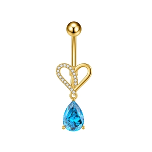 Detail van gouden navelpiercing met kristallen hart en blauwe peervormige zirkoon