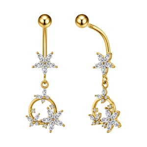 Dettaglio di piercing per ombelico in acciaio dorato con pendente a fiore in zircone marquise