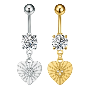 Vista detallada de piercings de ombligo con forma de corazón y circonitas en oro y plata