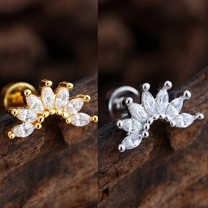 Primer plano de pendientes de abanico con circonitas marquesa en dorado y plateado
