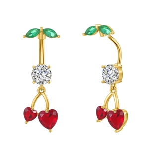 Detail eines goldenen Kirsch-Bauchnabelpiercings mit grünen Blättern und roten Herzen