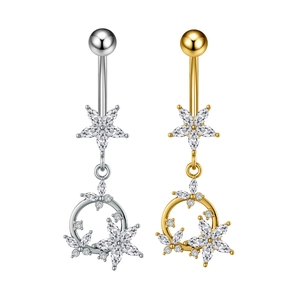 Dettaglio di piercing all'ombelico in argento e oro con pendenti a fiore in zirconia